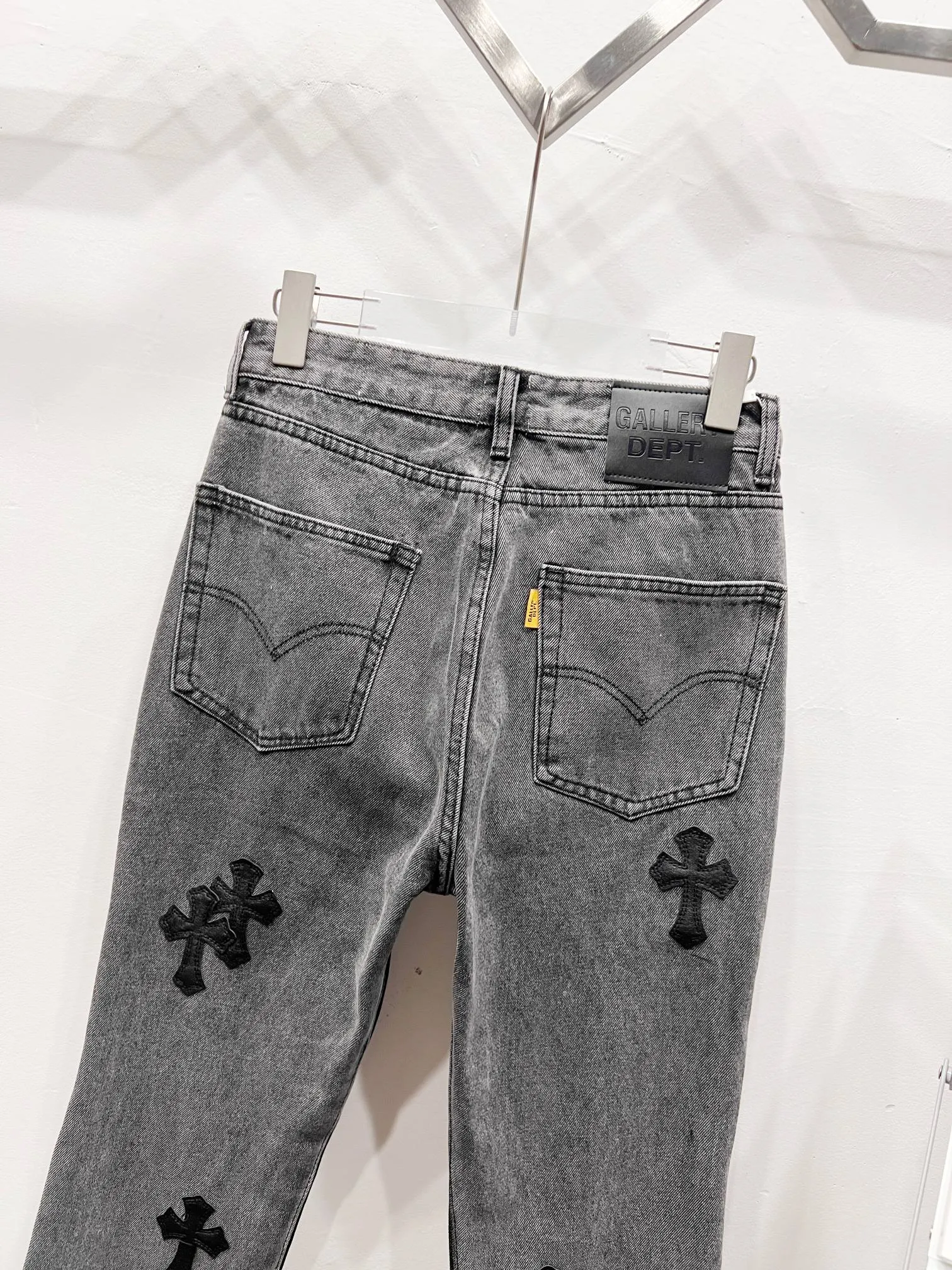 P250 Style No.: (c064) GALLERY DEPT & Chrome hearts Spliced cross loose washed flared jeans to truly restore the ultimate vintage texture. The original hardware accessories, washed and other elevators, QR code analysis are all purchased from the original factory, with a high degree of restoration. You are welcome to compare with a certain product ~ Three-dimensional version Loose and comfortable, not picky about the body shape, taller and slimmer, factory Seiko, original quality control, same style for men and women, can be matched with couples, versatile recommendation Jeans that are a must-have for all seasons. Trendy people have been disappointed. From the quality selection of fabrics, the tailoring of details, and the matching of patterns, they are all impeccable! The upper body is so handsome when worn...it can be easily worn by men, women and children! The craftsmanship uses heavy-duty washed pure cotton denim fabric. After washing, it is soft and thick. It is very stylish when worn on the body. Size: 28, 30, 32, 34, 36 (S-XXL) Color: Stitching